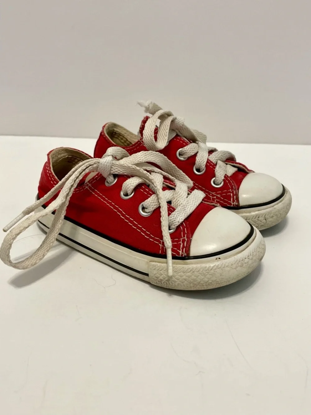 Converse All Star Chuck Taylor Classic Low Top Kids Sneakers Youth Size 6 Red